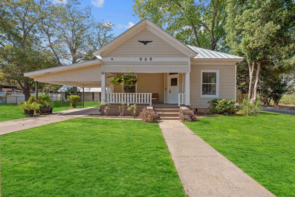 909 Hudgins Tx 78957