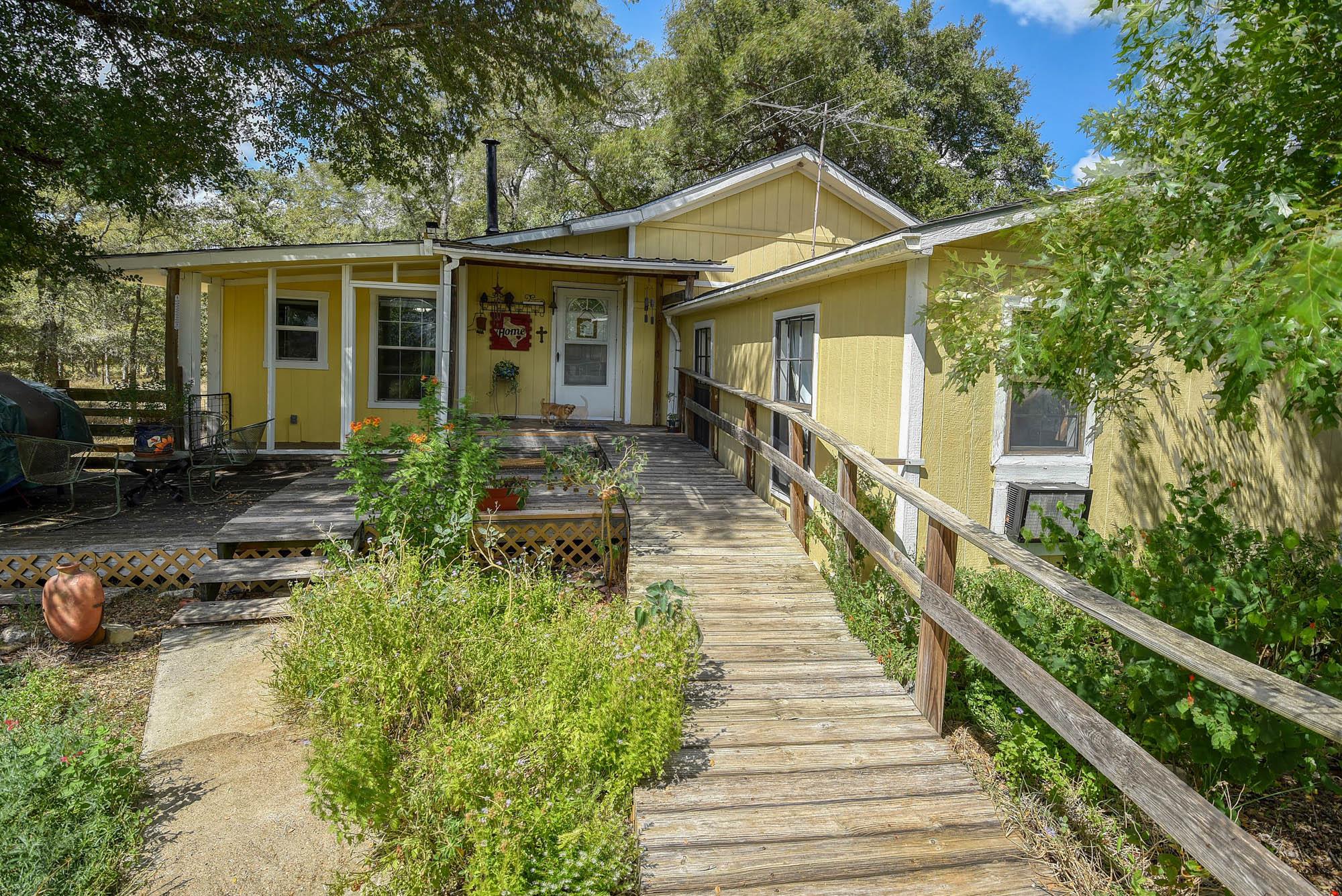 1114 Spotted Horse Tx 78616