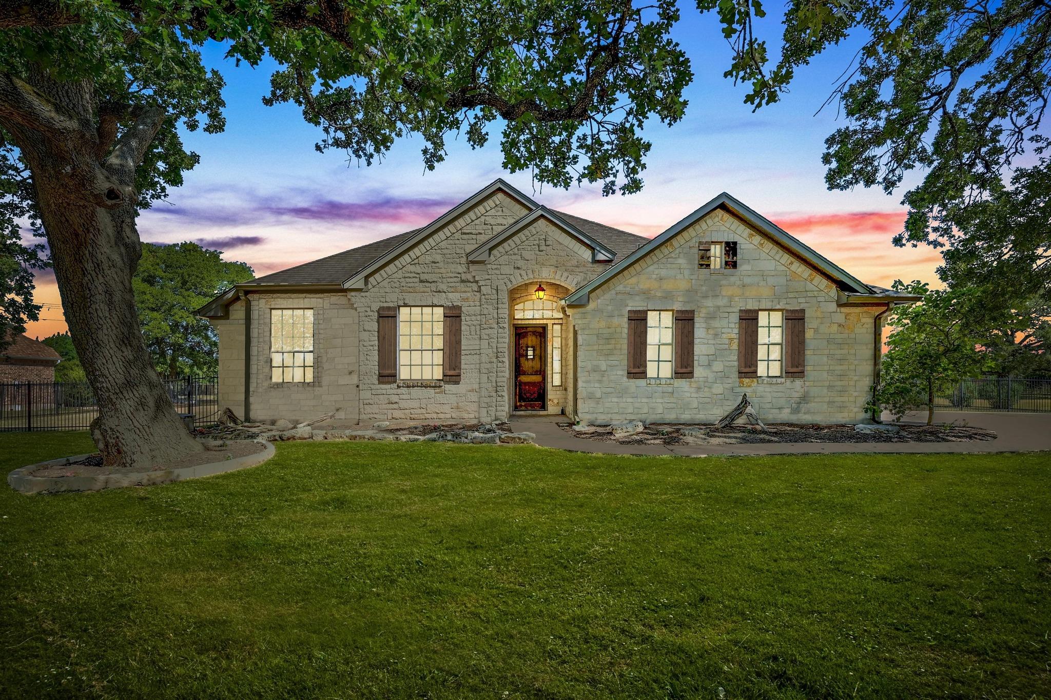 577 Shelf Rock Tx 78619