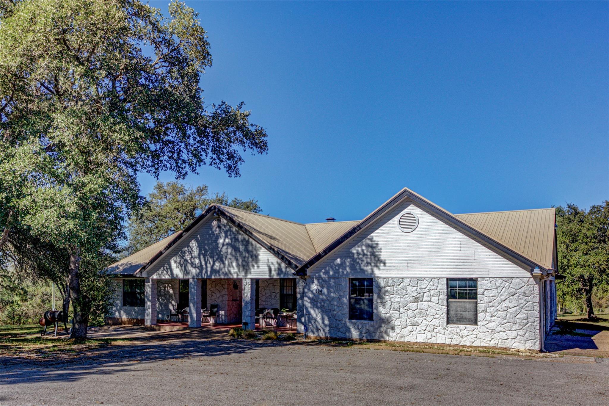 604 Oakwood Tx 78610