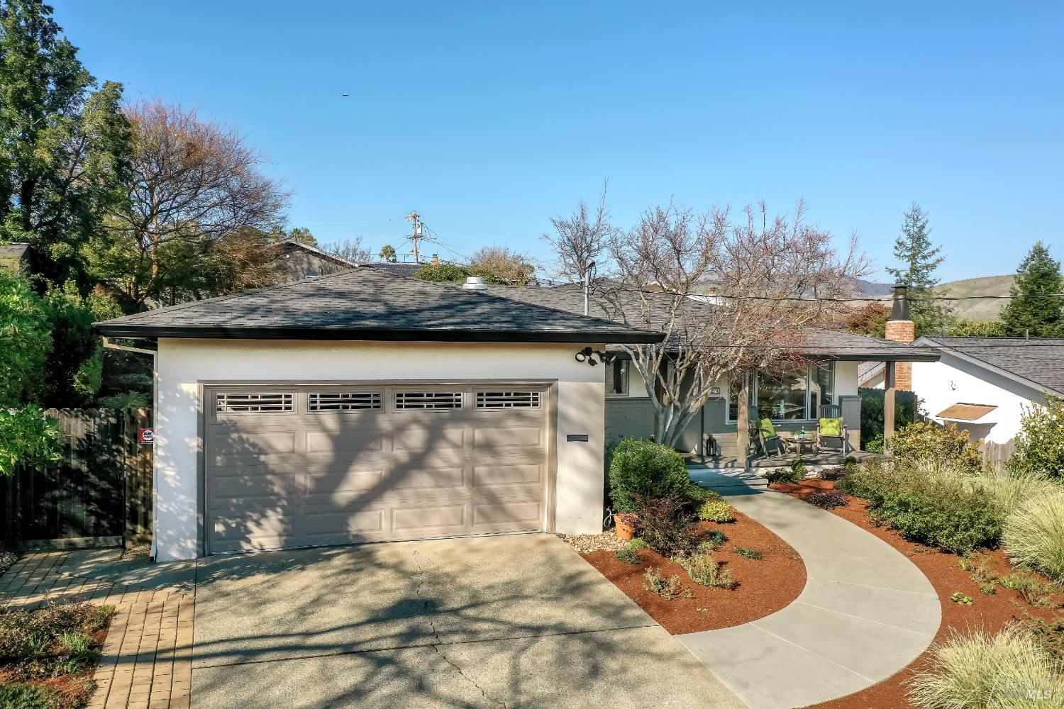 829 Las Pavadas Avenue