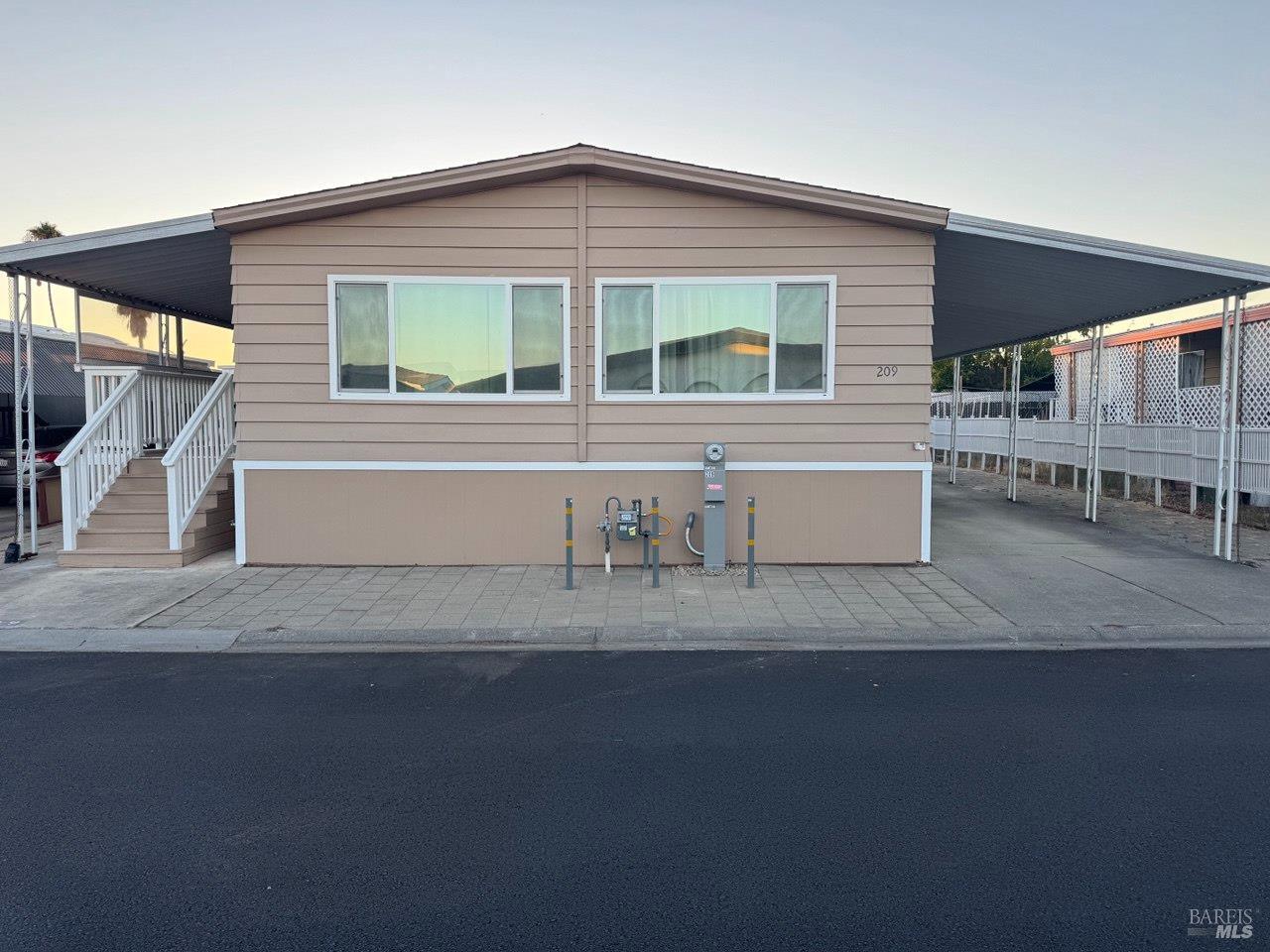 209 Champagne W Street