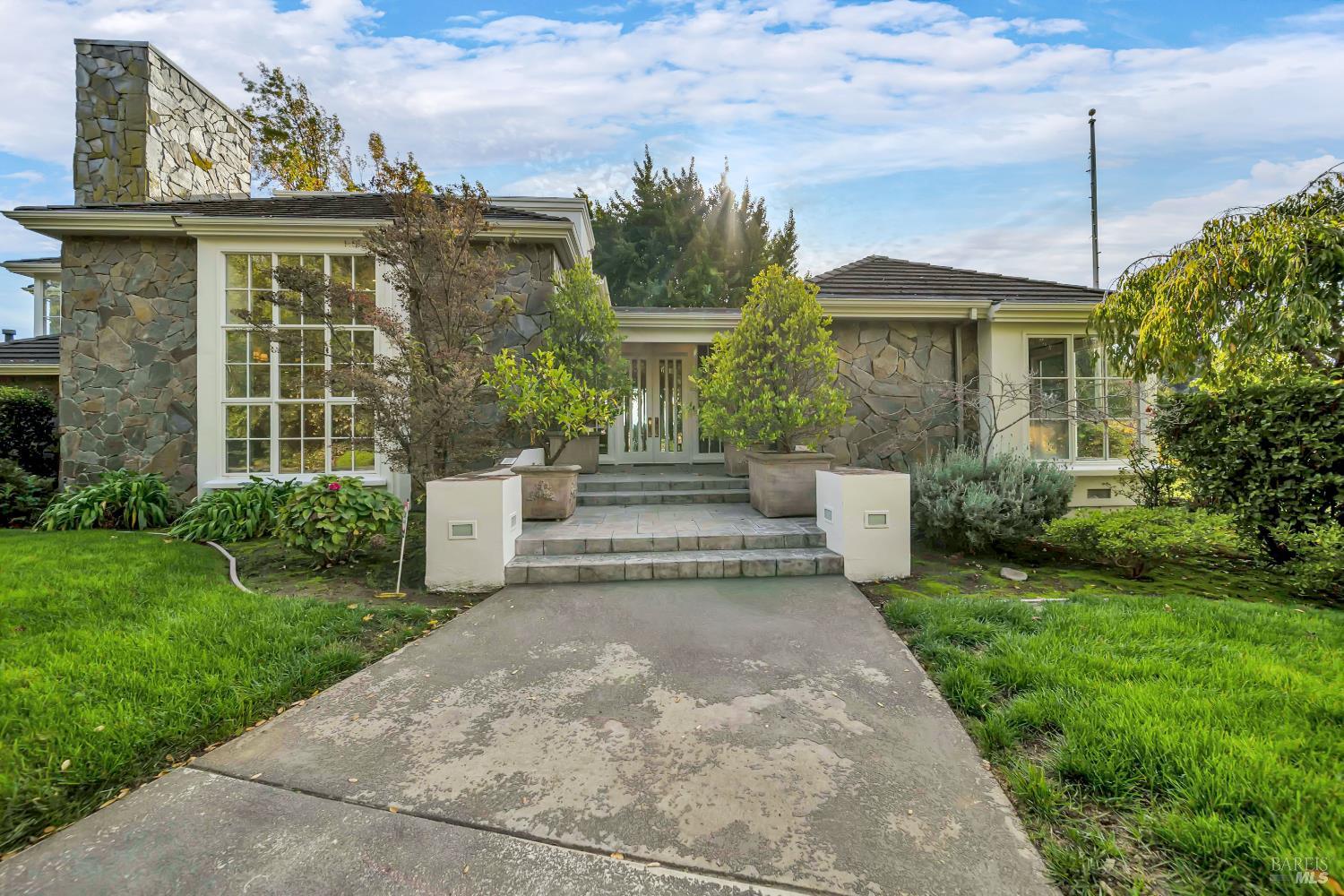 1041 Las Amigas Road