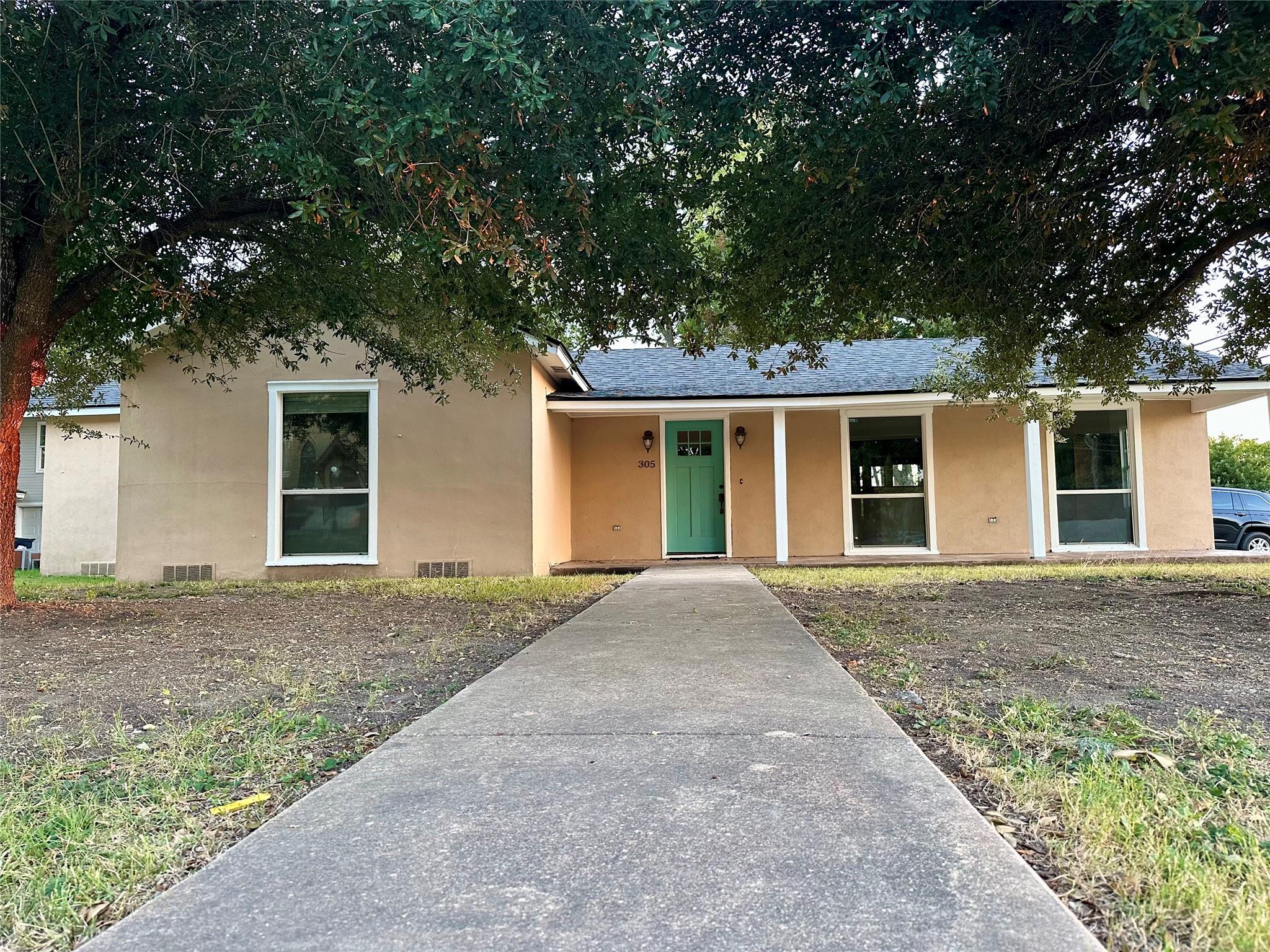 305 Davilla Tx 76530