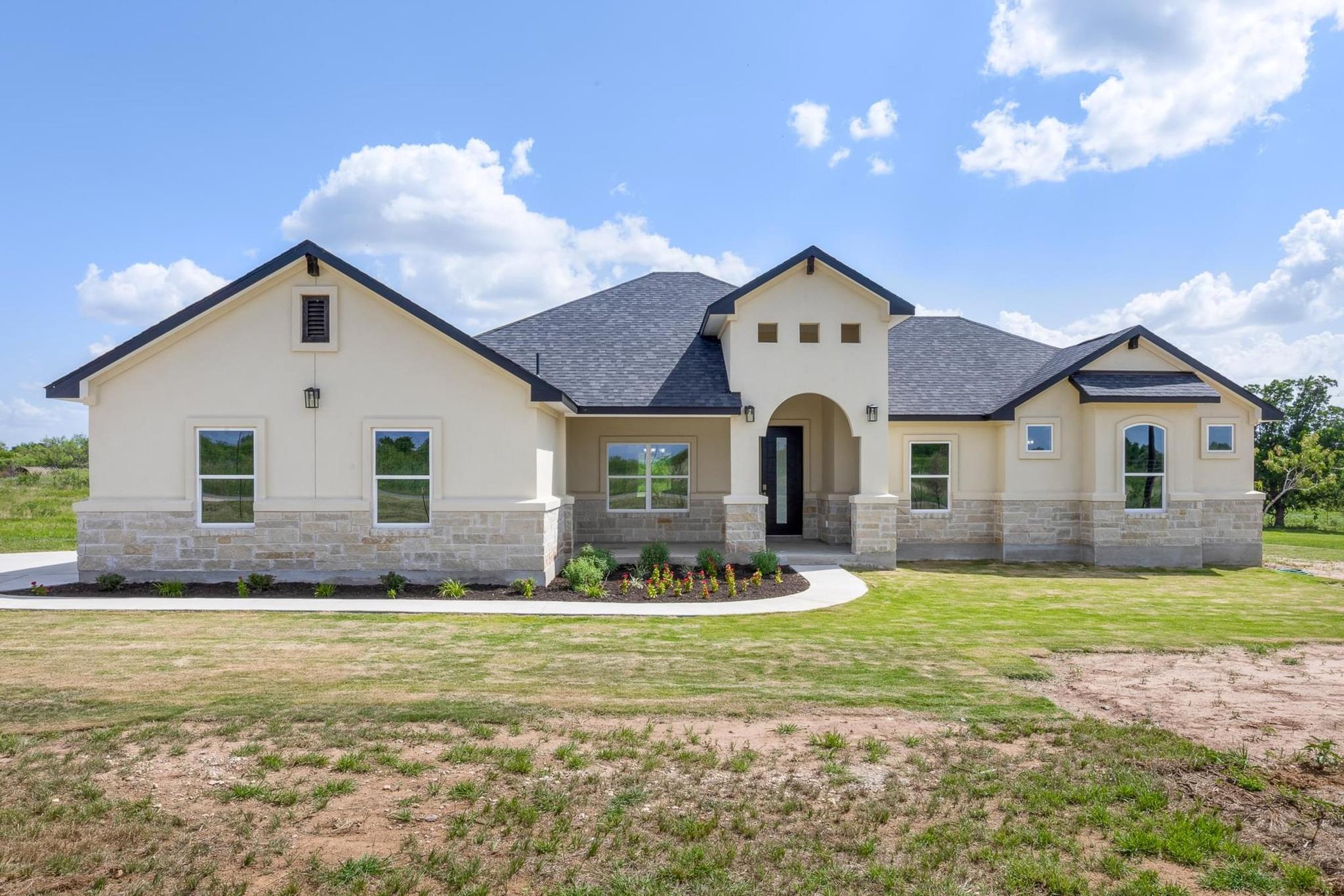 1136 Country Road 484 Tx 78621