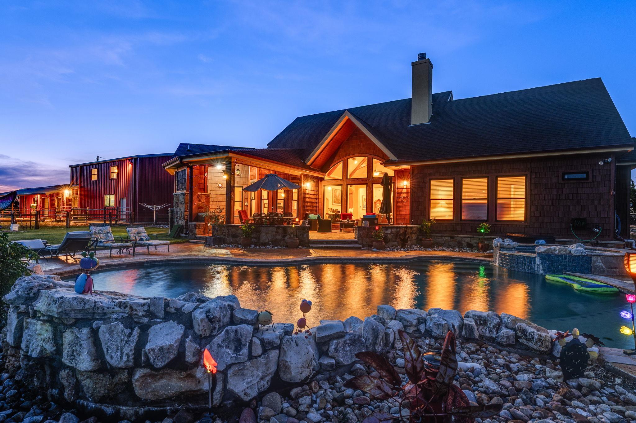 901 County Road 250 Tx 78633